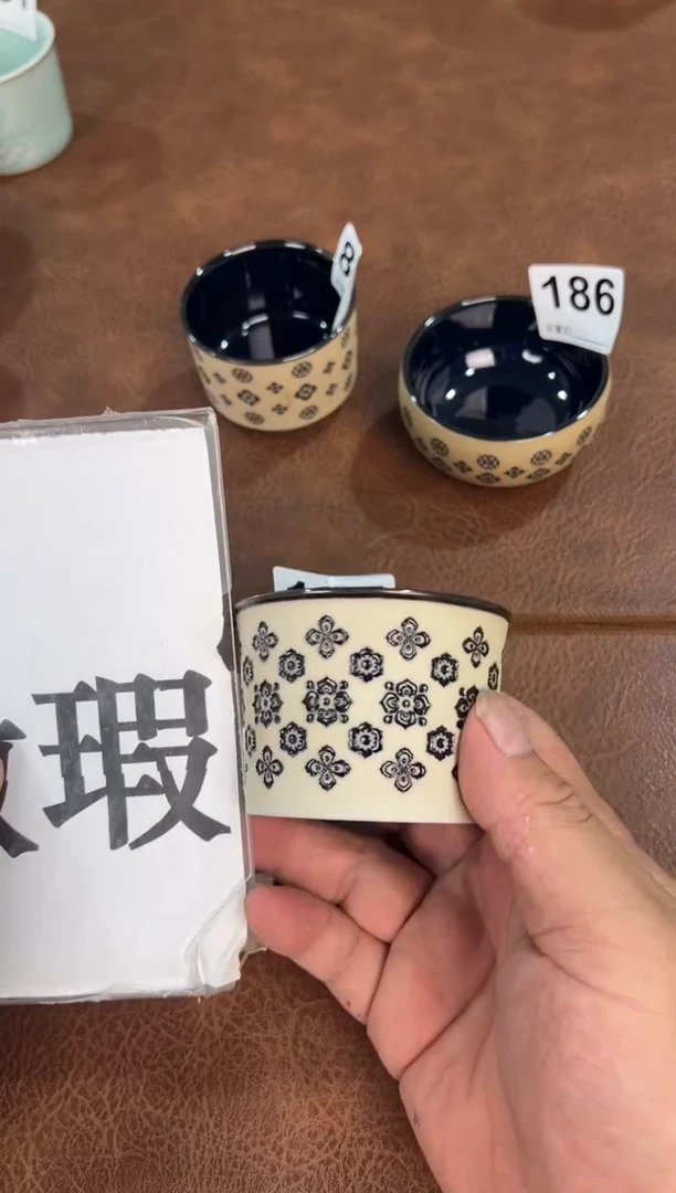 龙泉窑乌金釉宝相花冰桶杯187