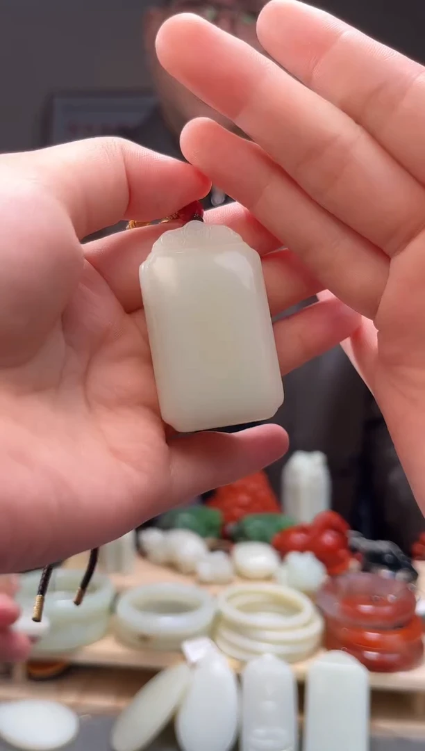 颈饰未镶嵌和田玉吊坠