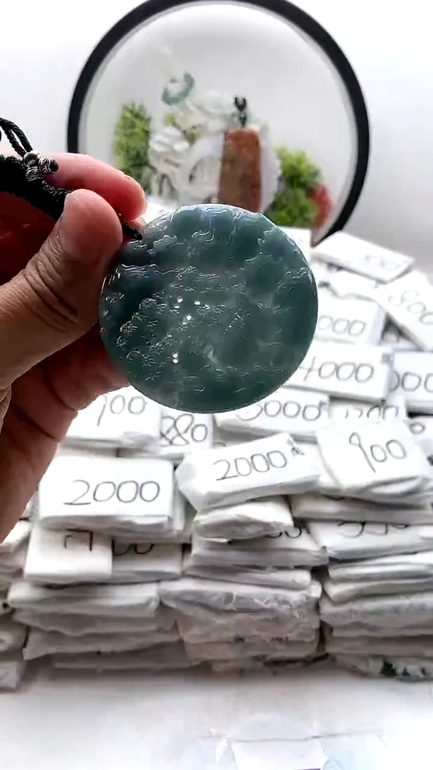 翡翠未镶嵌颈饰山水牌