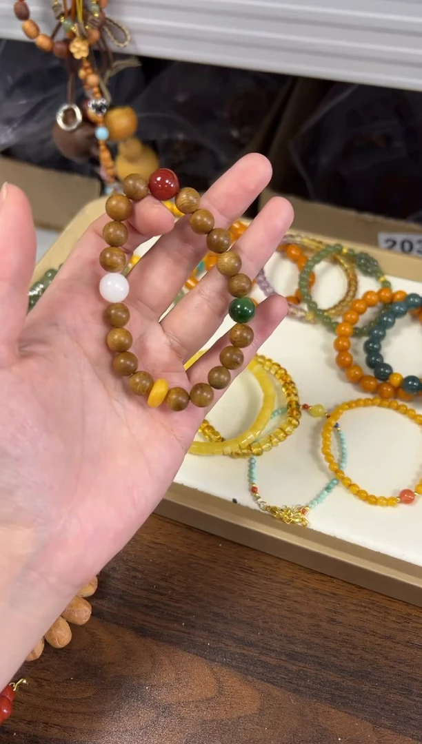 手链未镶嵌和田玉加里曼丹和田玉蜜蜡款手串[0088]