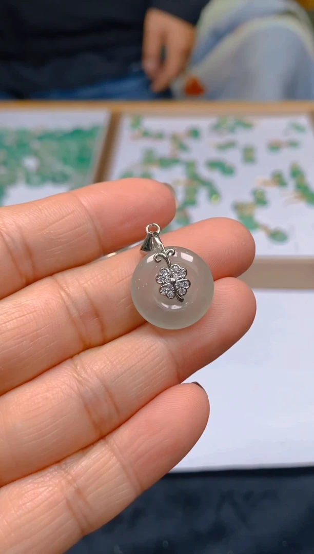 【闪购商品】石英质玉吊坠(赠链)银S925镶嵌冰美人非洲翠A货，冰种