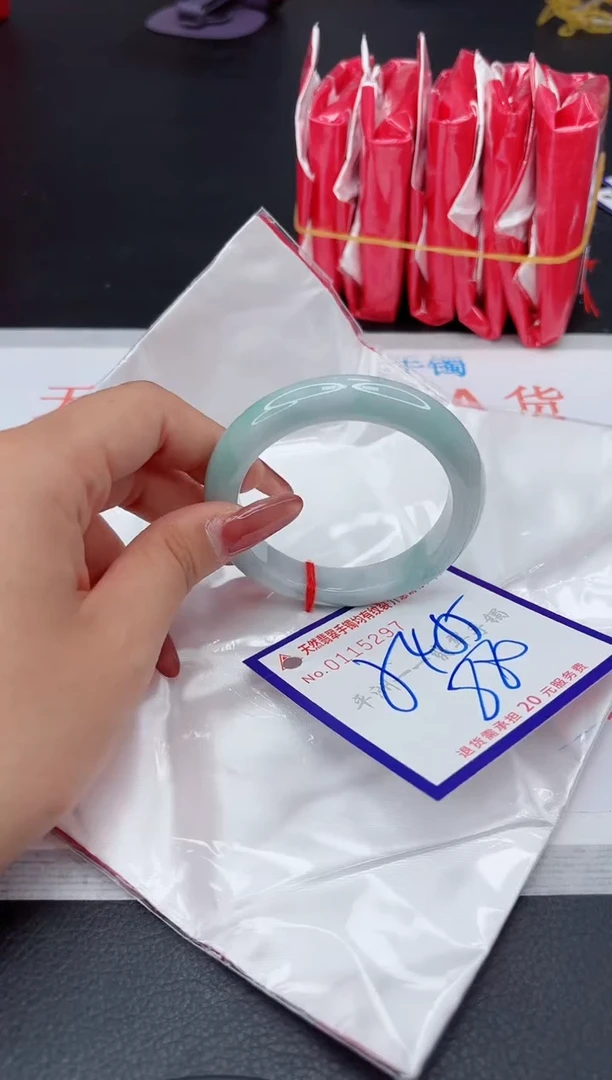 翡翠手镯未镶嵌1