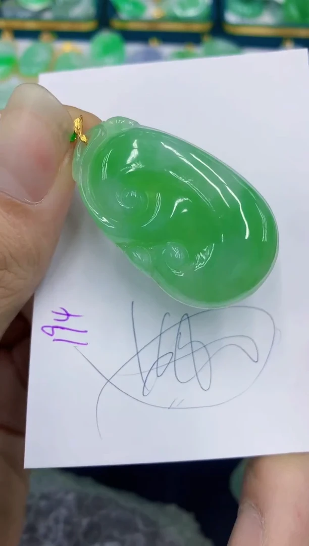 翡翠18K金镶嵌颈饰1111111111