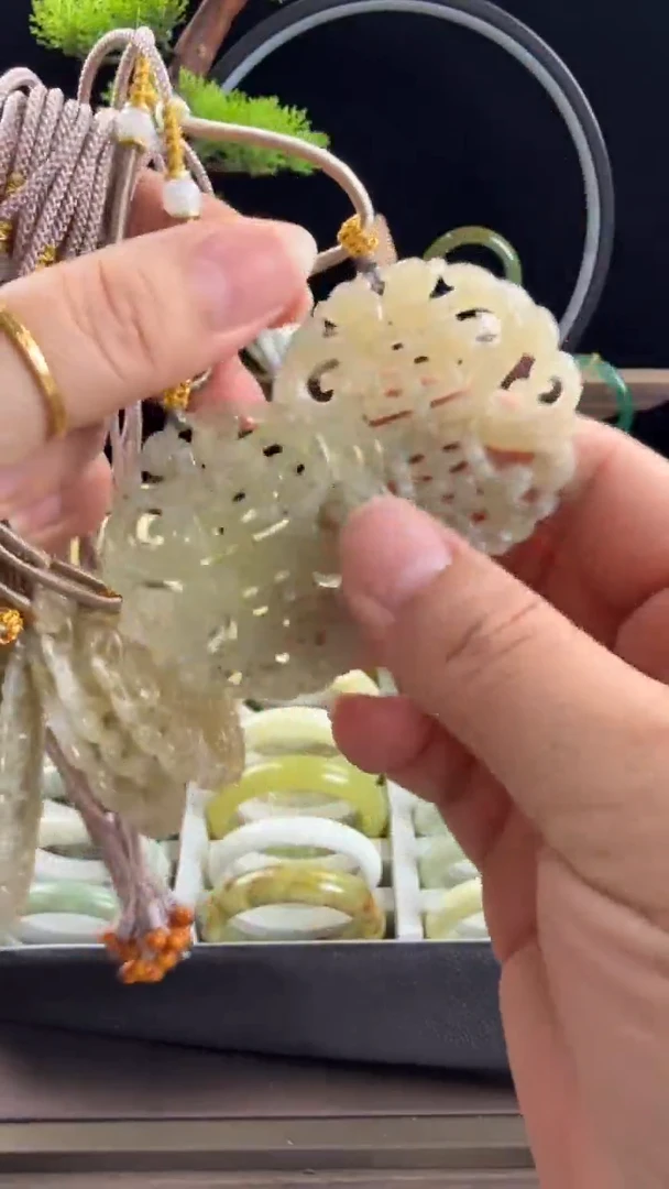 和田玉（糖玉）未镶嵌颈饰多样性发一个