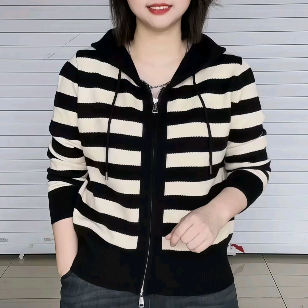 中老年秋季网红新款时尚百搭宽松大码条纹印花拉链连帽针织外套女