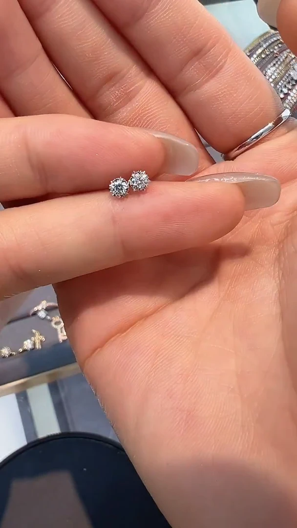 耳钉18K金镶嵌钻石20分耳钉