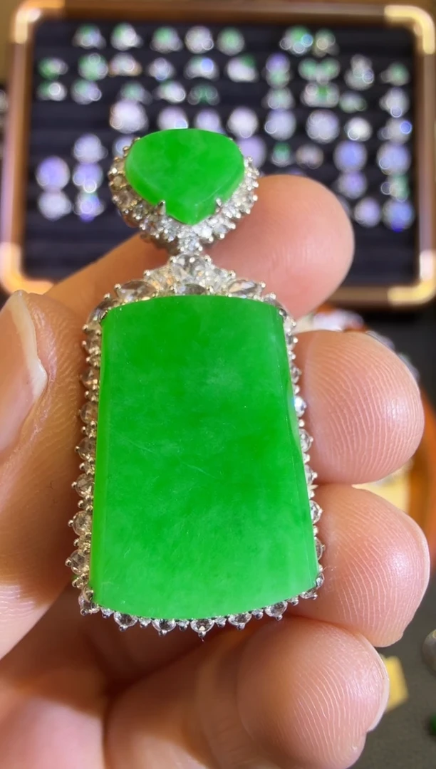 【闪购商品】翡翠吊坠(赠链)18K金镶嵌满绿厚庄无事牌二合一吊坠