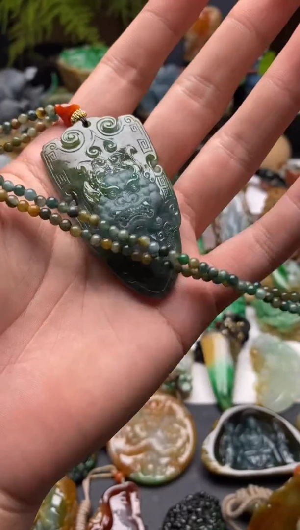 颈饰未镶嵌翡翠饕餮仿古牌