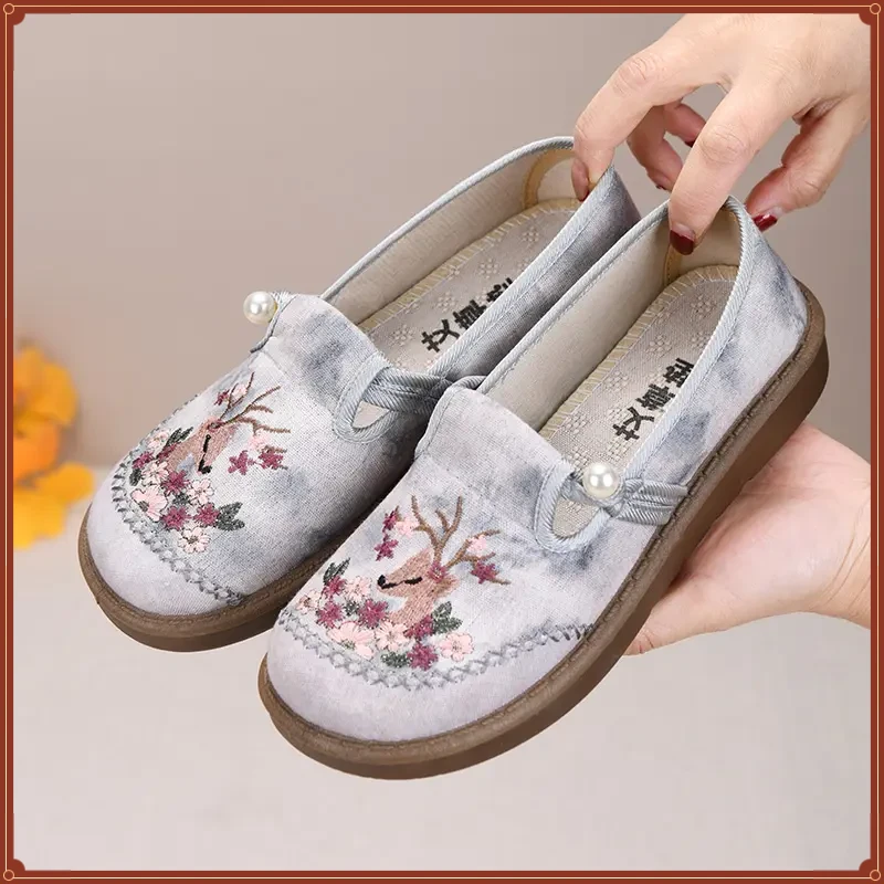 春新款老北京布鞋绣花鞋女一脚蹬平底妈妈鞋百搭休闲鞋透气单鞋t