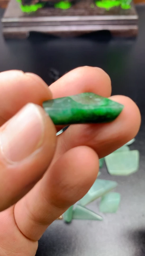 颈饰未镶嵌翡翠李*，料子