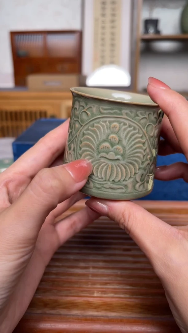 瓷器秘色菊纹束口杯 微瑕