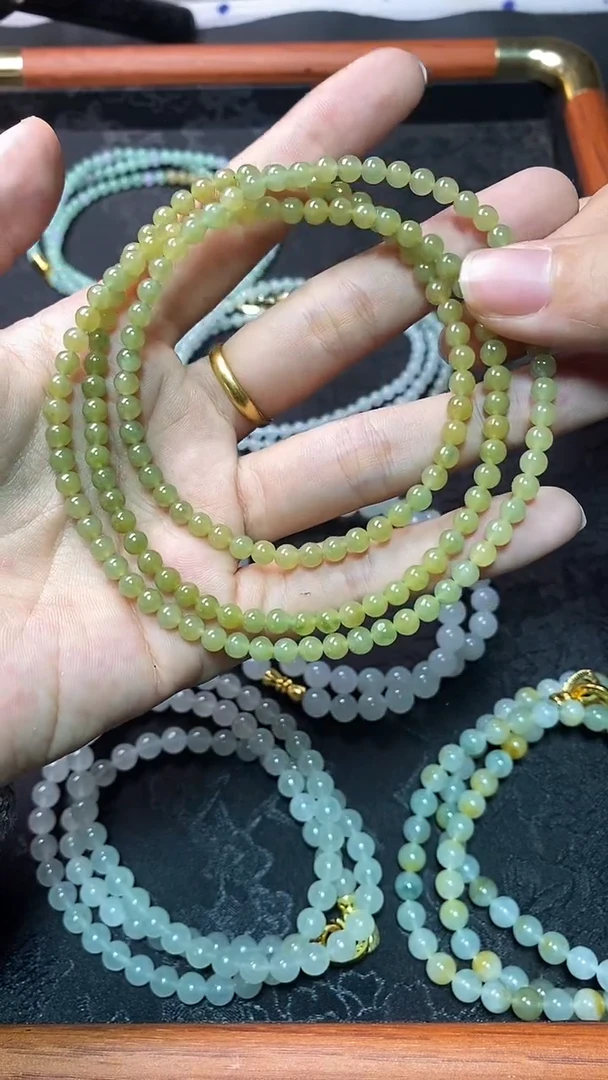 未镶嵌定制翡翠满黄绿底长串卡5+