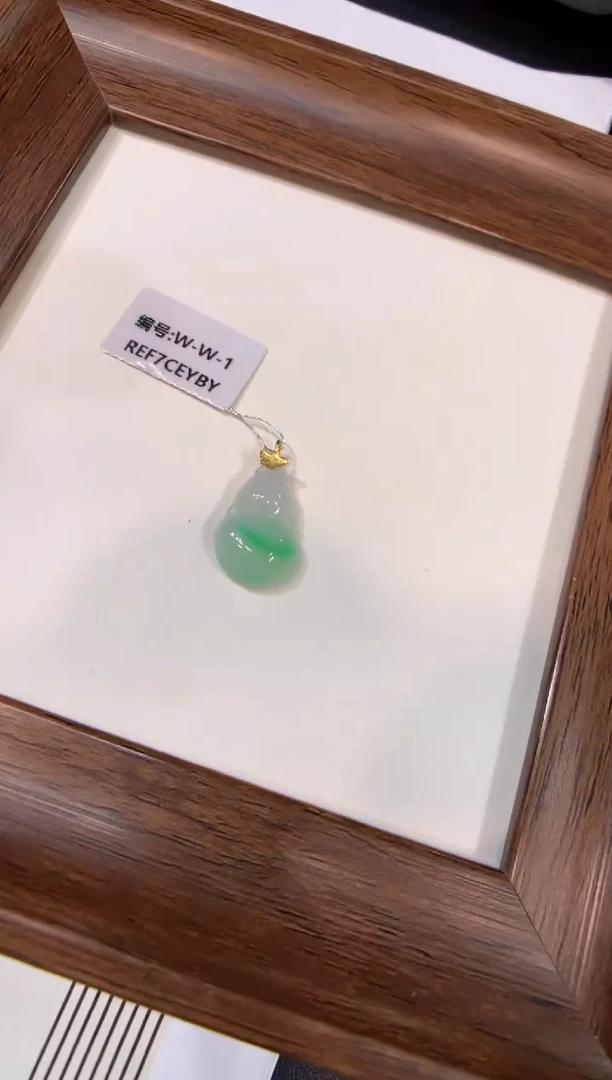 颈饰18K金镶嵌翡翠葫芦