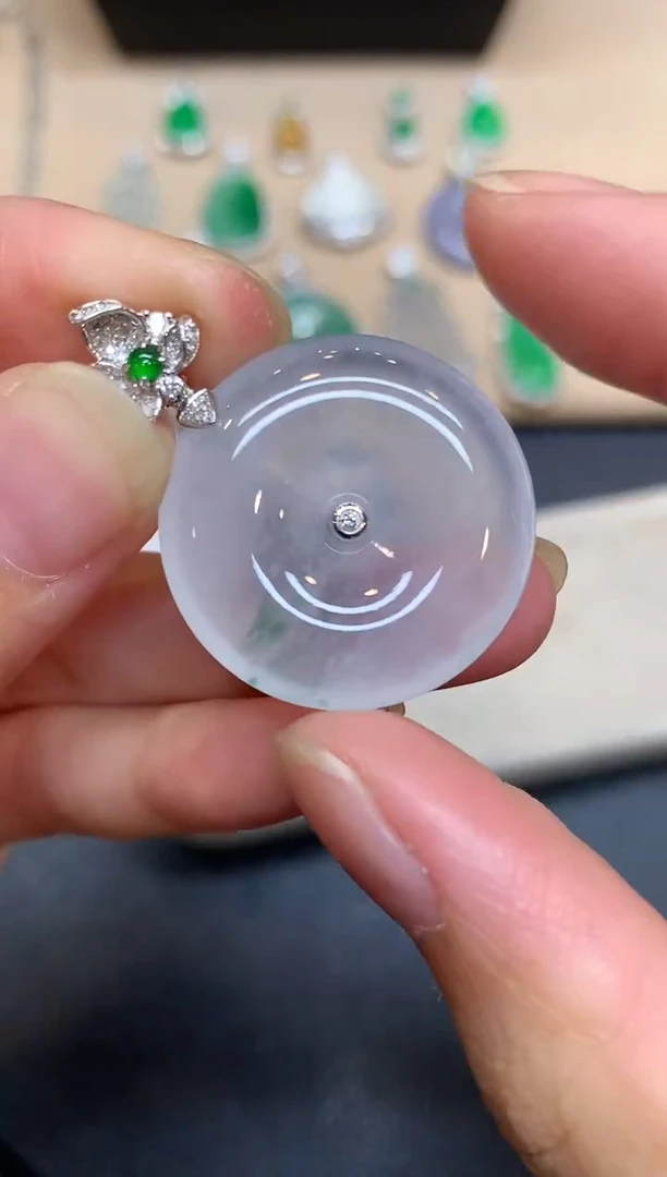 颈饰18K金镶嵌翡翠平安扣【无服务费