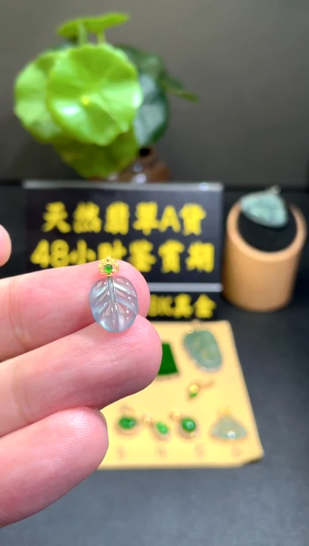 颈饰18K金镶嵌翡翠翡翠A货