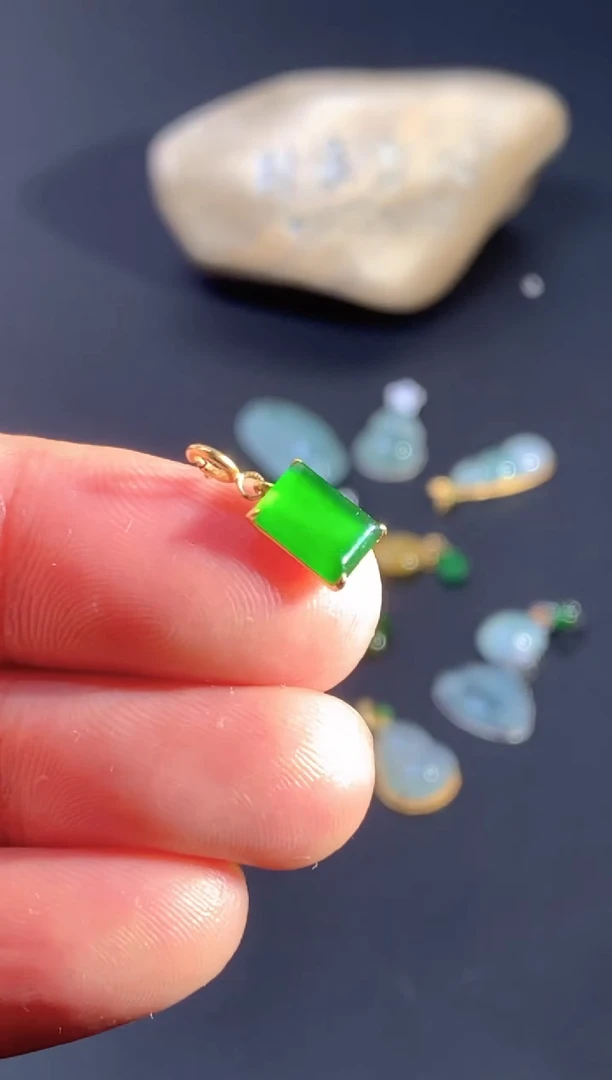 颈饰18K金镶嵌翡翠