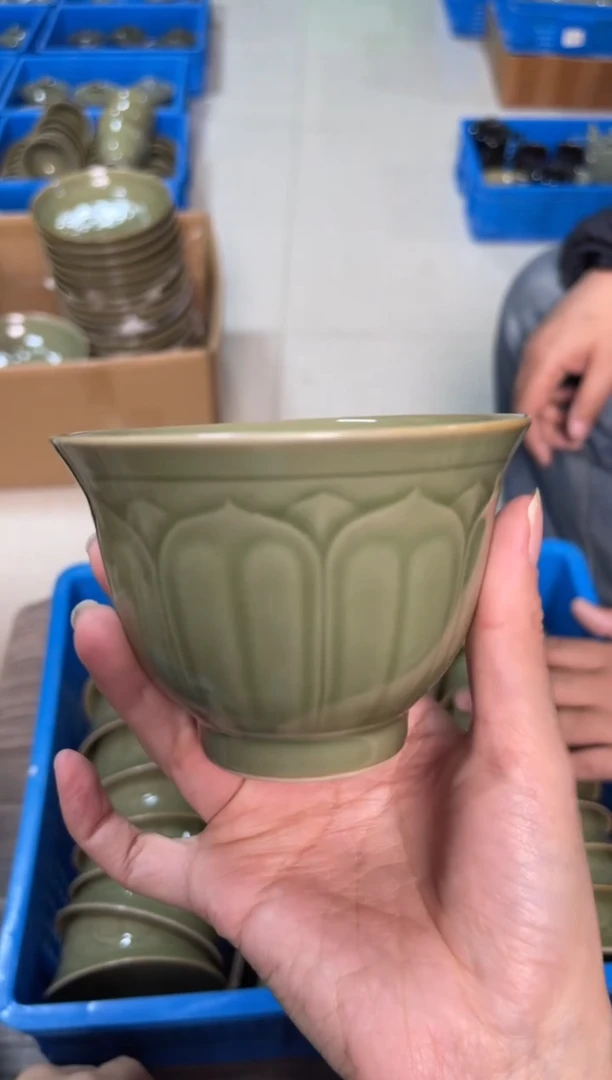 陶瓷橄榄绿莲瓣大压手杯 单只
