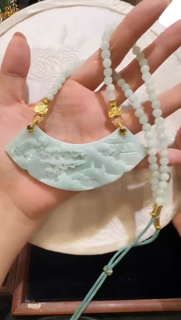 翡翠未镶嵌颈饰国风