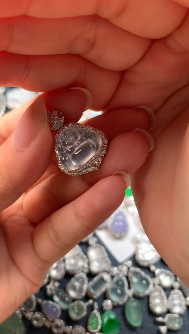 颈饰18K金镶嵌翡翠白冰佛公