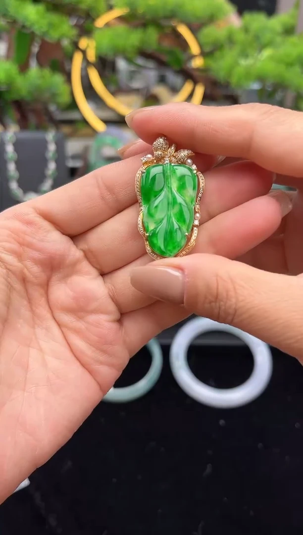 颈饰18K金镶嵌翡翠吊坠