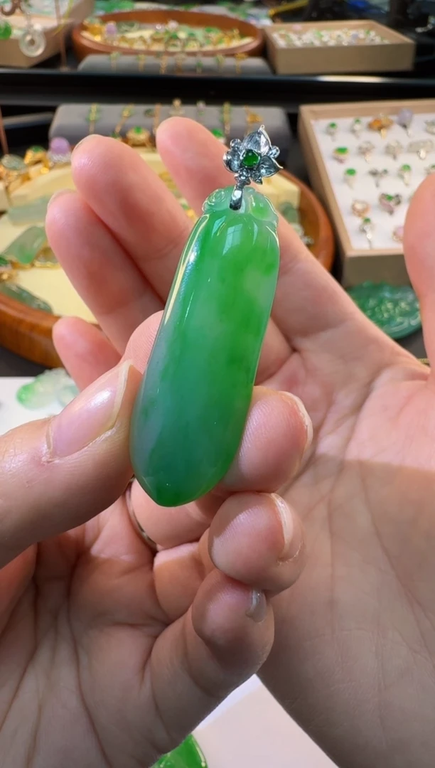 【闪购商品】翡翠颈饰18K金镶嵌缅甸翡翠A货吊坠