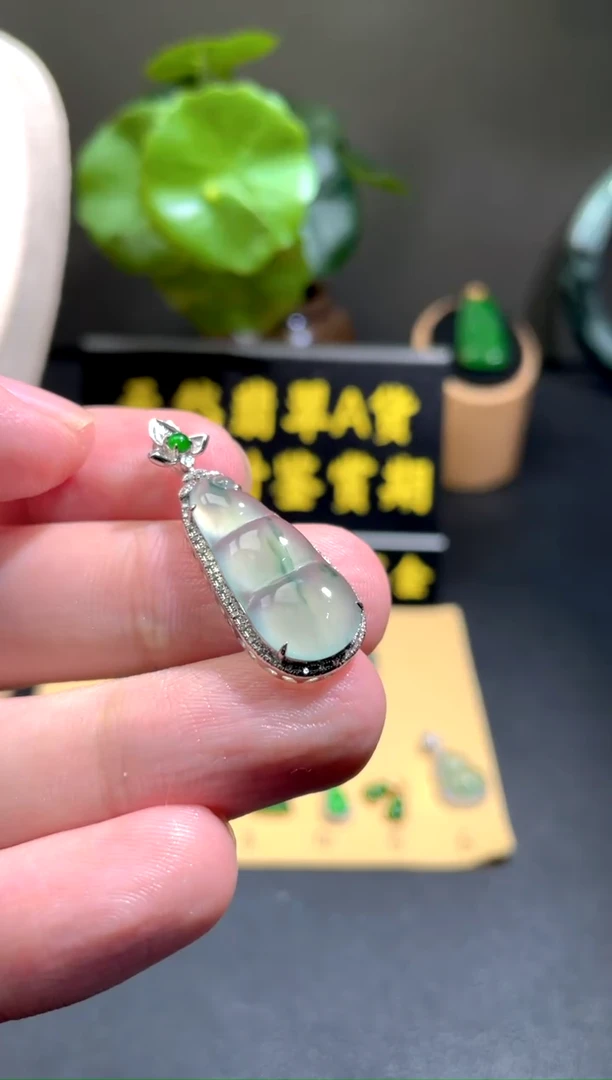 颈饰18K金镶嵌翡翠翡翠A货