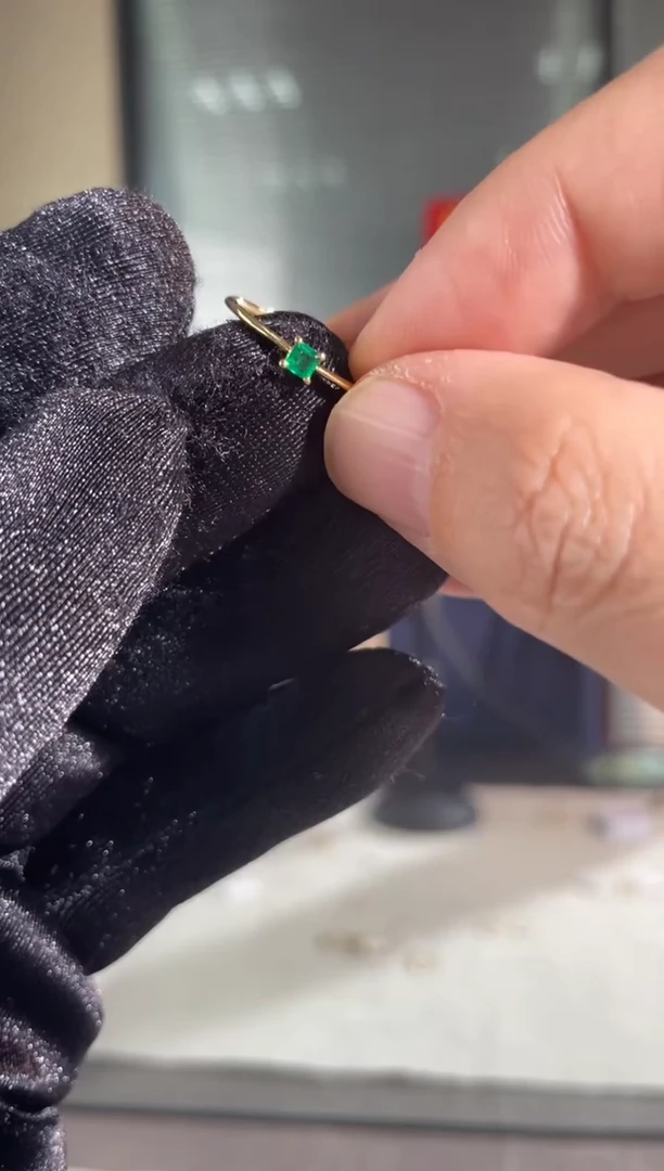 【闪购商品】祖母绿戒指18K金镶嵌潘杰希尔沃顿