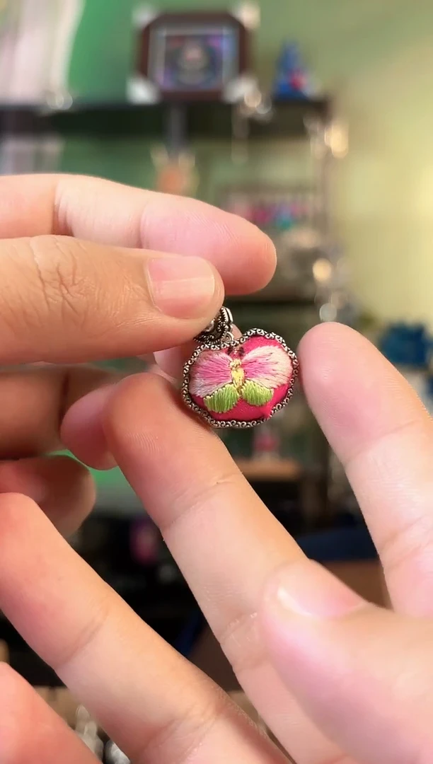 彩云南阁非遗老绣饰品573*