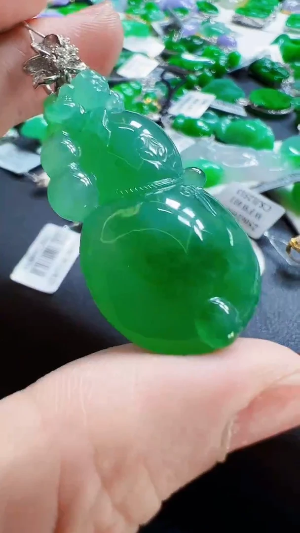 颈饰18K金镶嵌翡翠葫芦