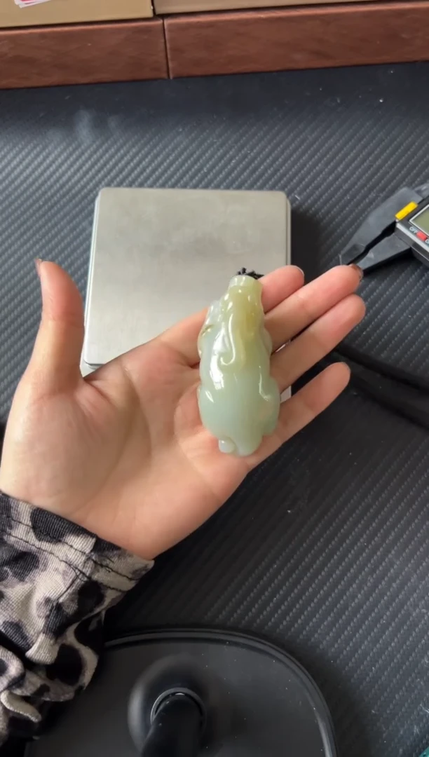 吊坠(赠链)未镶嵌和田玉且末近矿微色差吊坠M