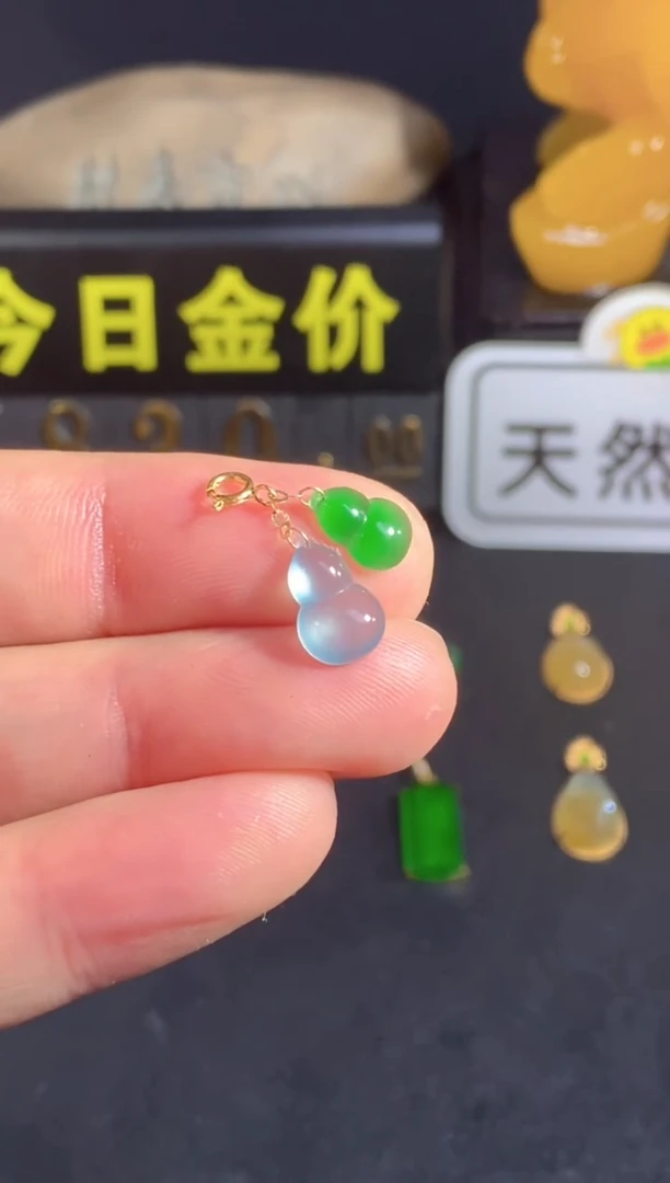 颈饰18K金镶嵌翡翠