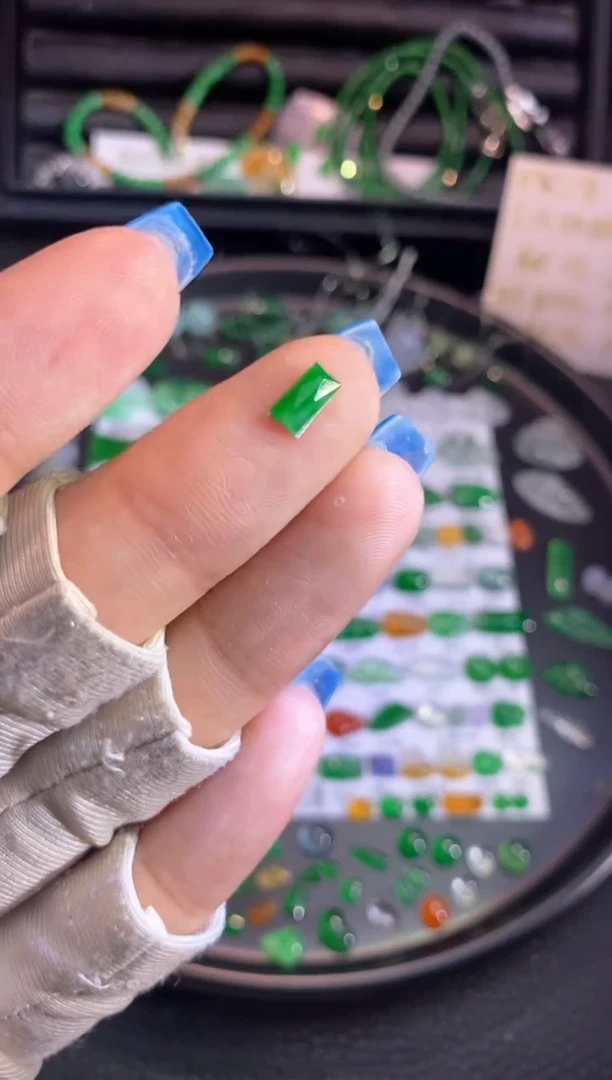 翡翠挂件未镶嵌切割