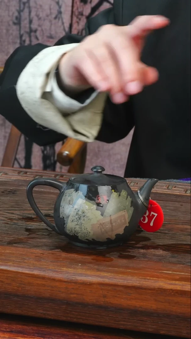 37号逢春紫陶全手工黑色多道刻填逢春壶260ml（微微微瑕）