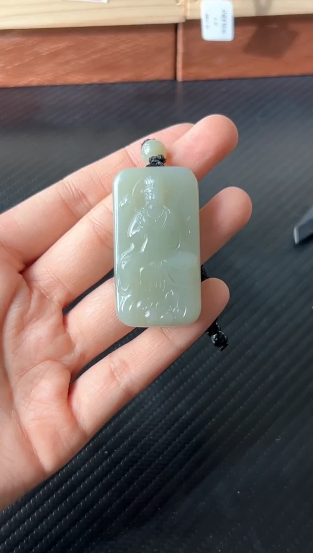 吊坠(赠链)未镶嵌和田玉且末微色差近矿吊坠