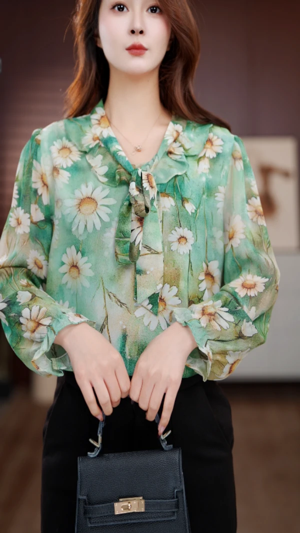 2025新款美轮美奂气质V领高端小衫套头衬衫时髦长袖上衣打底女