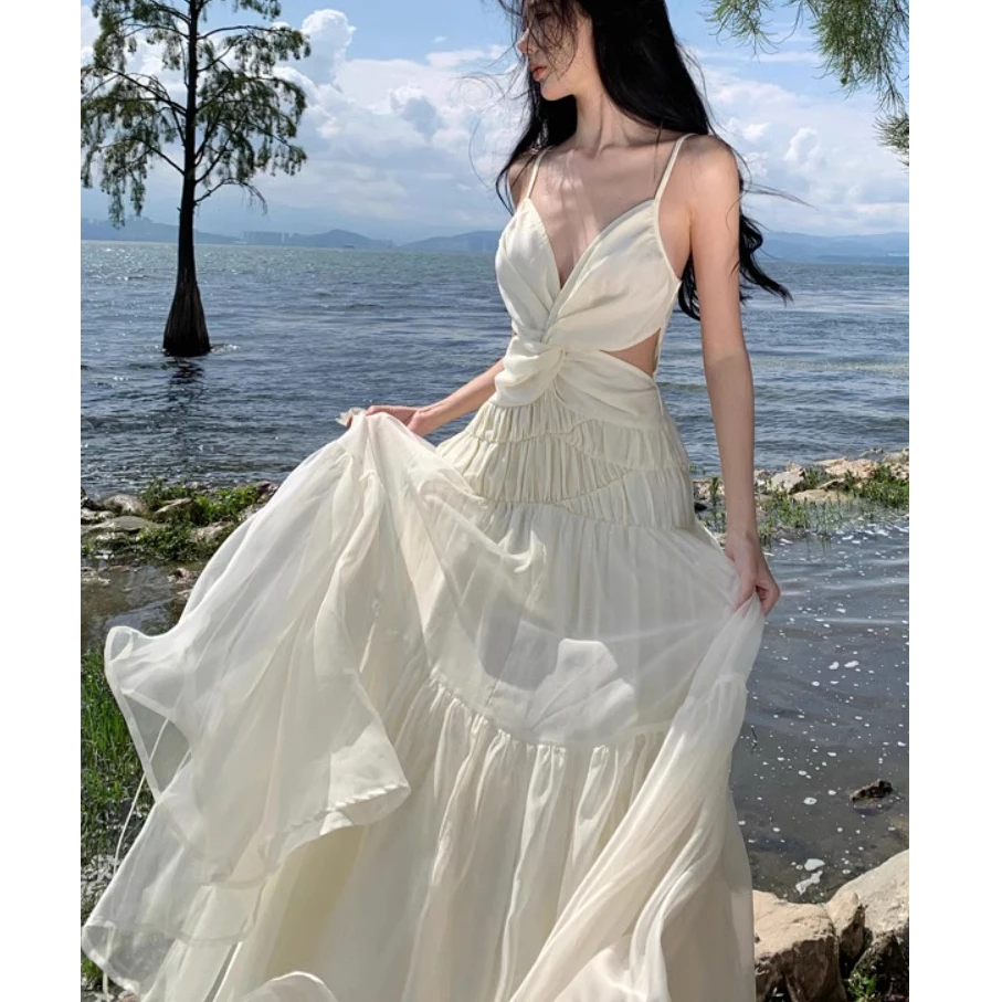 法式绝美白色吊带连衣裙超仙氛围感性感露背适合海边旅游度假长裙