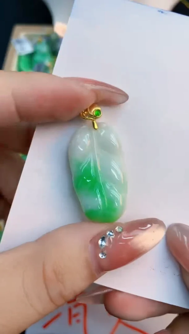 翡翠未镶嵌颈饰1