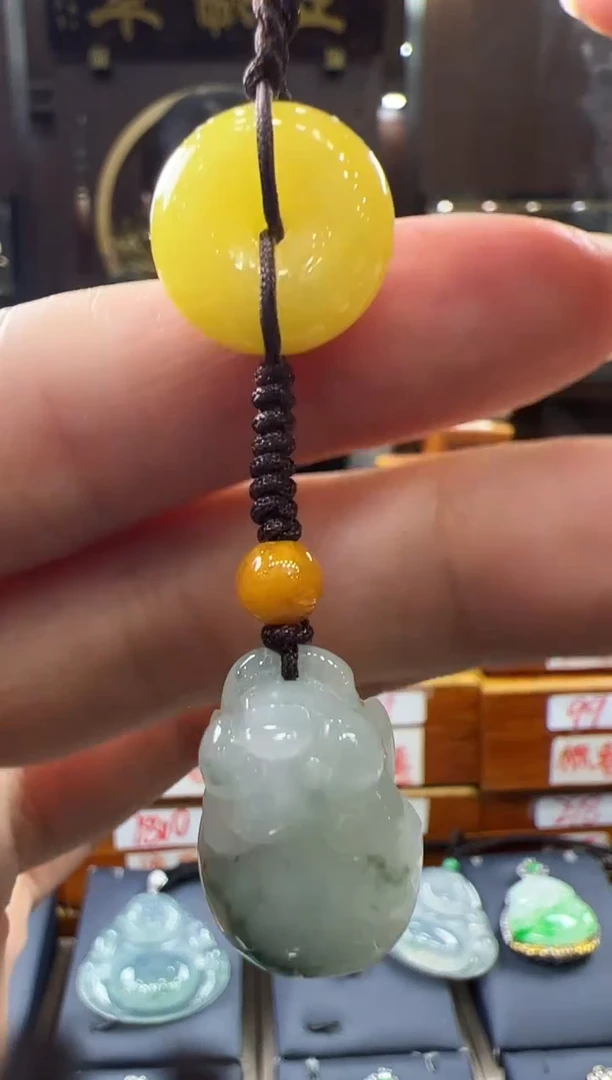 翡翠挂件未镶嵌猪猪手机挂