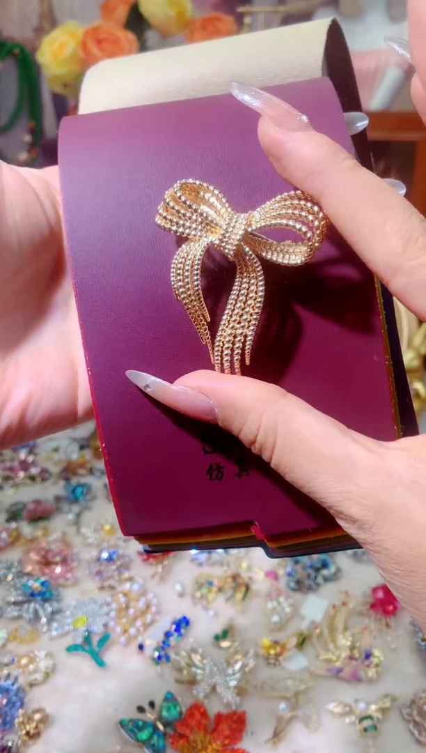 大理石铁合金胸针