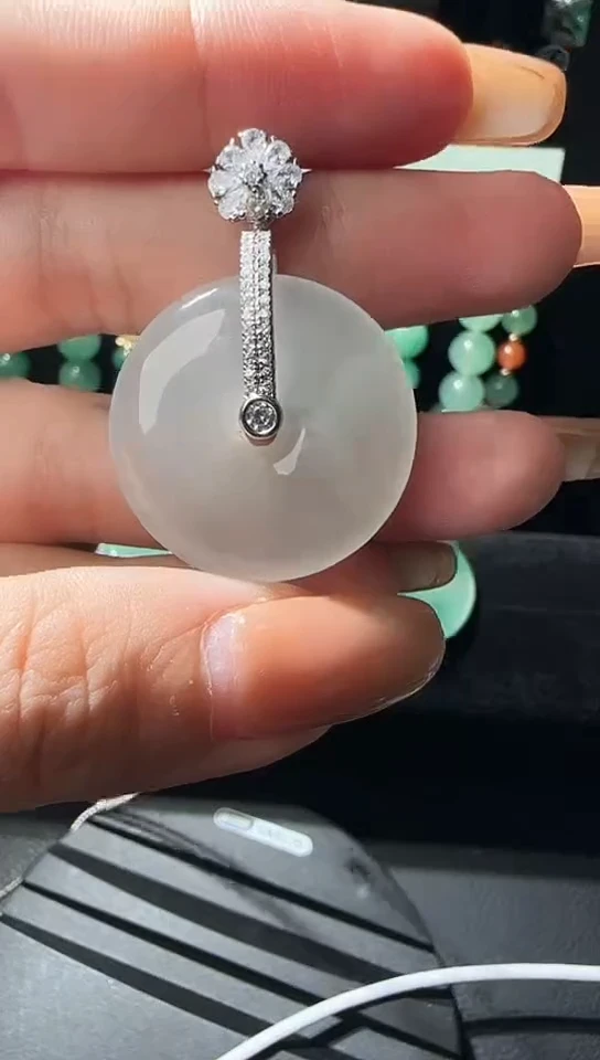 吊坠(不含链)未镶嵌石英质玉（非洲翠）非洲翠平安扣（拍一发其一）