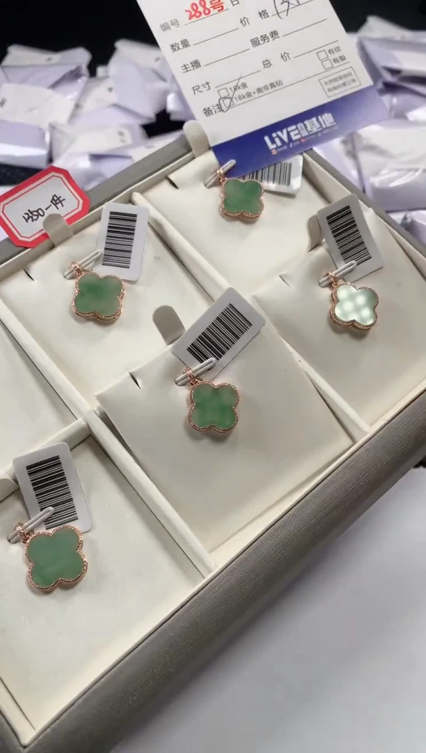 颈饰18K金镶嵌翡翠多样性发货，发一件