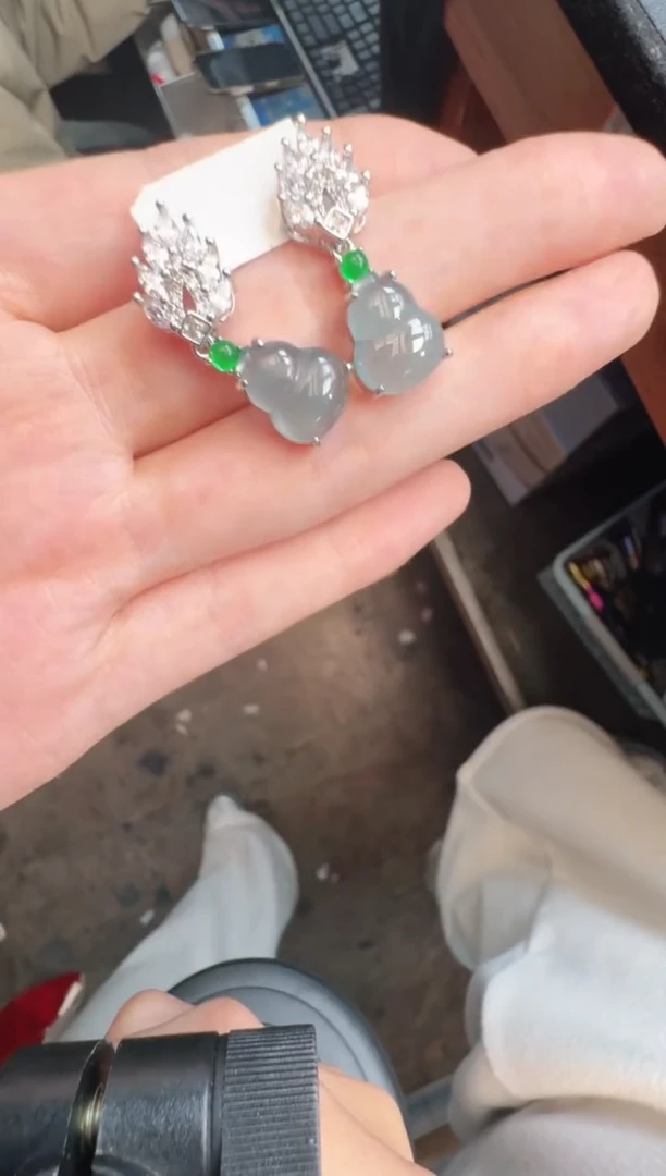 未镶嵌定制翡翠A货有轻微色差属于正常现象，耳钉多样性发货1