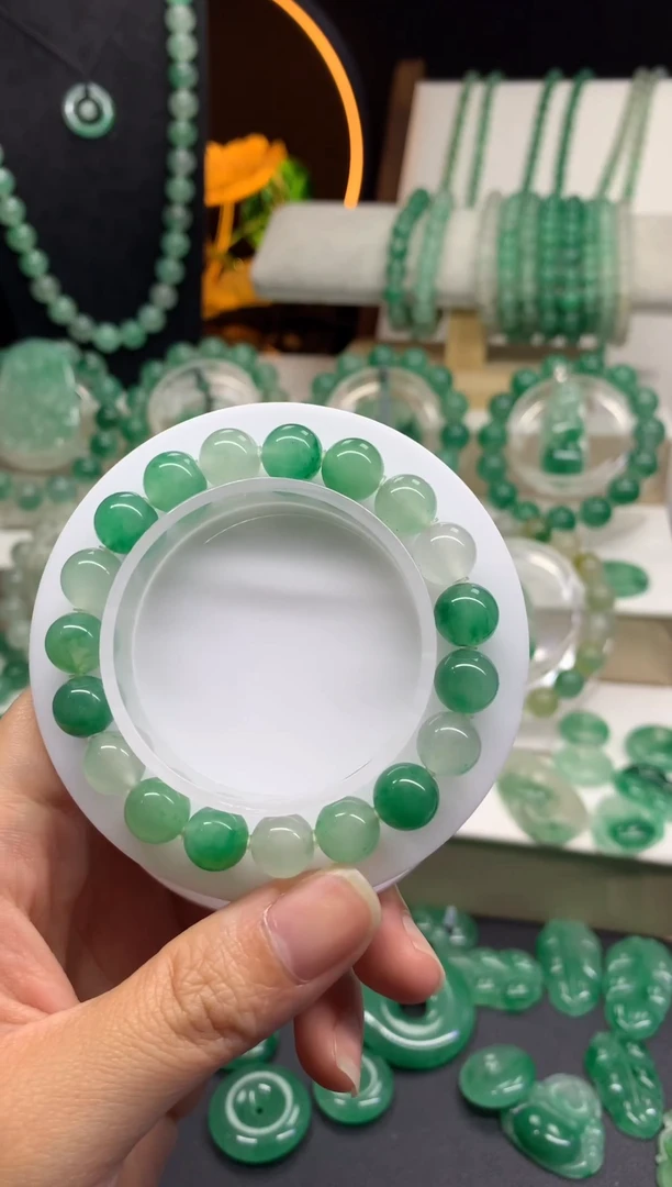 未镶嵌手串石英质玉（非洲翠）多宝卡10珠串