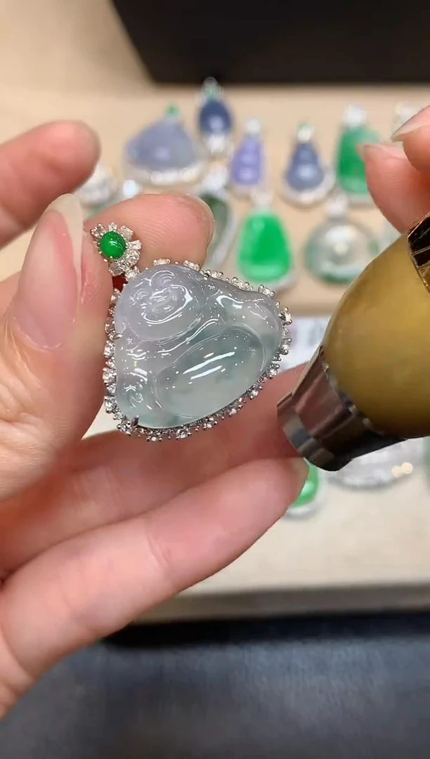 颈饰18K金镶嵌翡翠佛公【无服务费