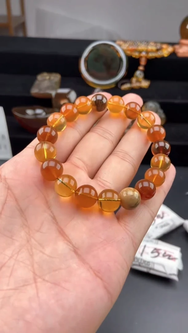 未镶嵌琥珀手链和**色多宝手串