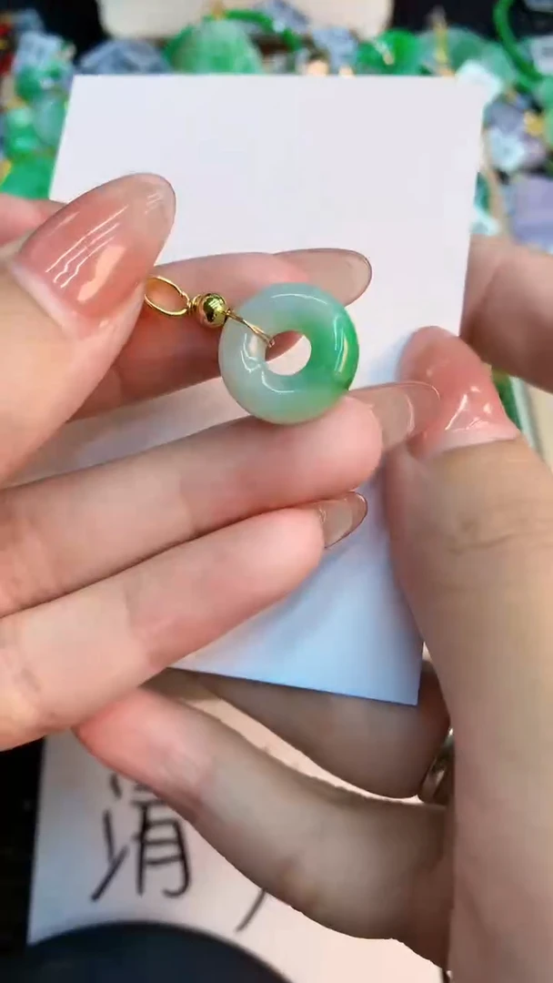 翡翠未镶嵌颈饰           1