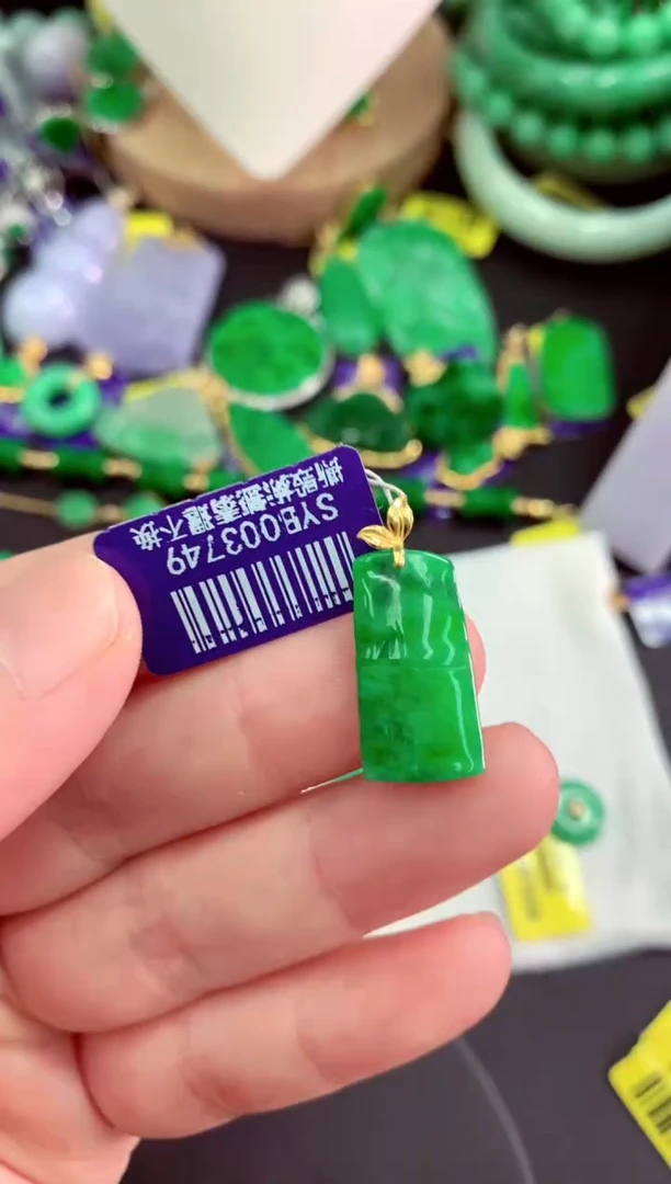 颈饰18K金镶嵌翡翠挂件