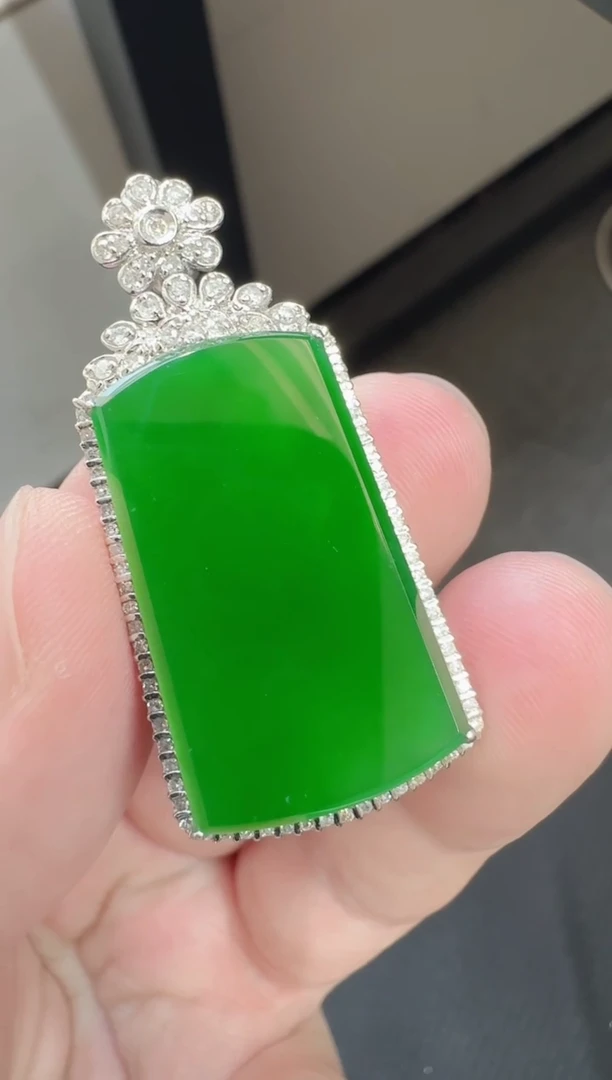 颈饰18K金镶嵌翡翠寄售回流，24小时鉴赏期