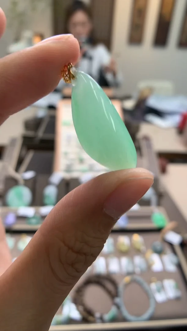 颈饰18K金镶嵌翡翠福瓜