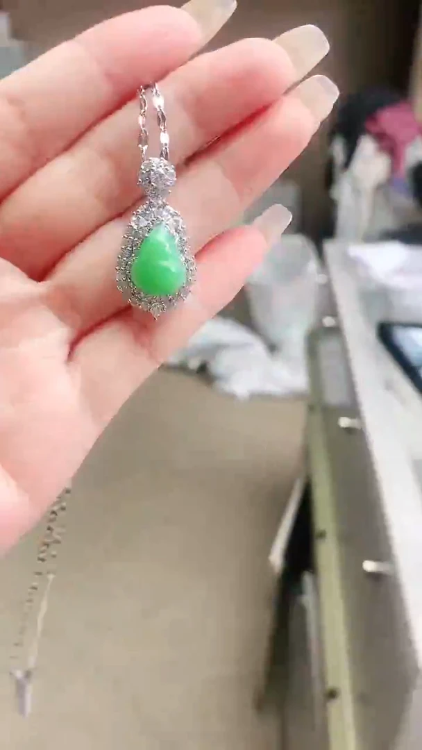 颈饰未镶嵌翡翠赠礼盒证书